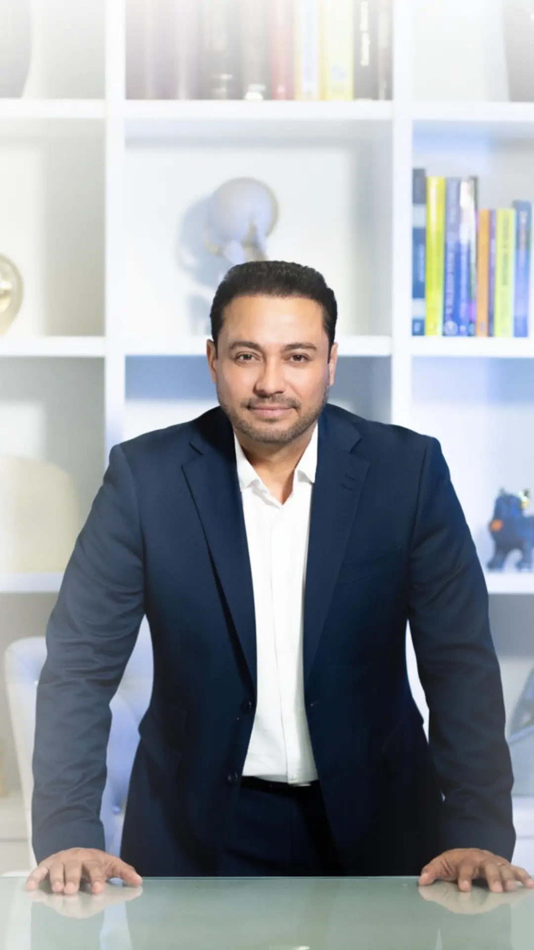 Dr. Humberto Ferreira en su consultorio